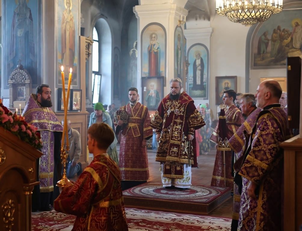 Всенощное бдение накануне праздника происхождения (изнесения) Честных Древ Животворящего Креста Господня