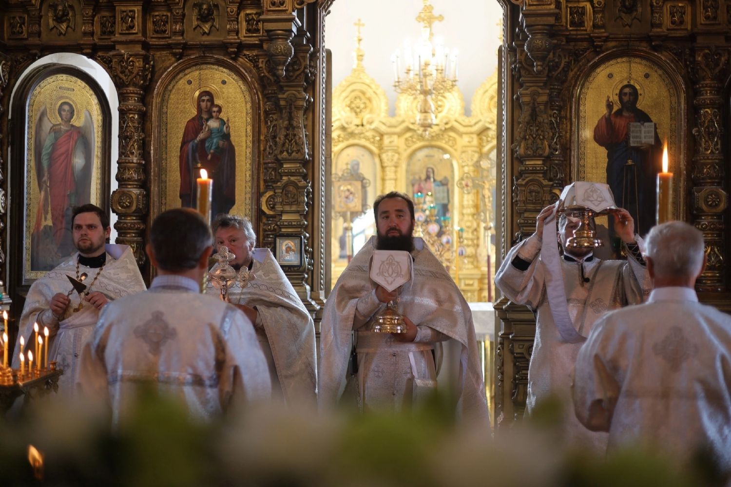 В праздник Преображения Господня в Знаменском соборе совершена Божественная литургия