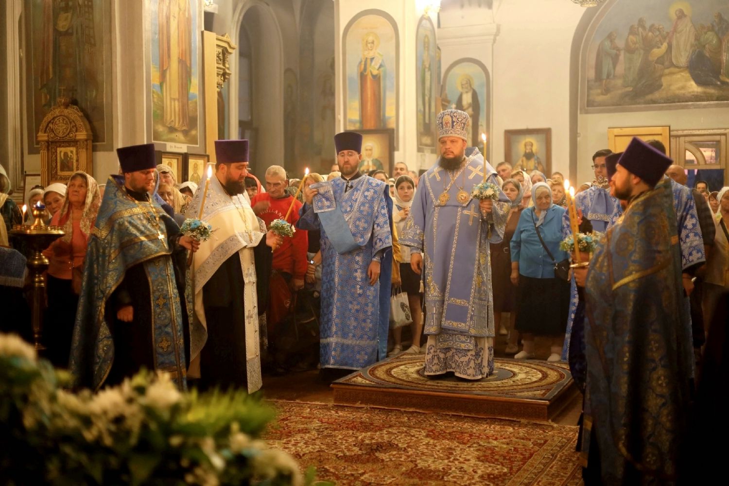 В канун Успения Пресвятой Богородицы в Знаменском кафедральном соборе совершено Всенощное Бдение