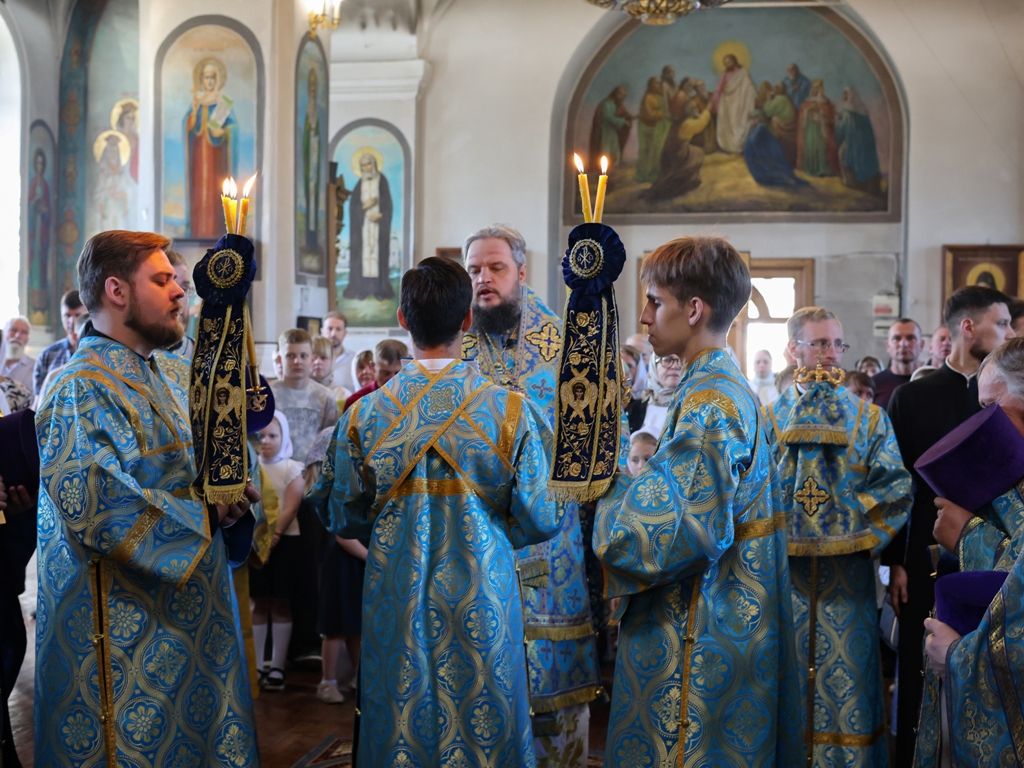 Архиерейское богослужение и молебен перед началом учебного года в Знаменском соборе